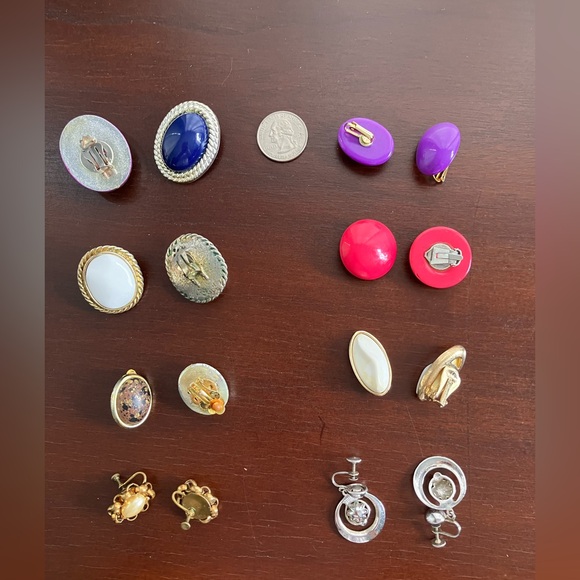 Lot of 8 pairs of vintage gold-tone and silver-tone women's earrings - Picture 2 of 7